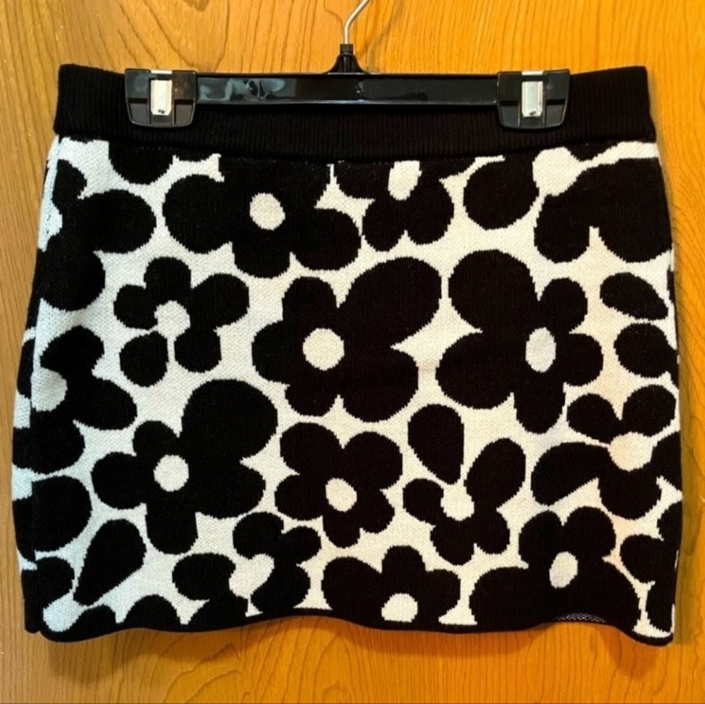 H&M 60's style sweater skirt, part of a set!